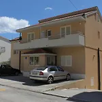 Apartments With A Parking Space Makarska - 6850